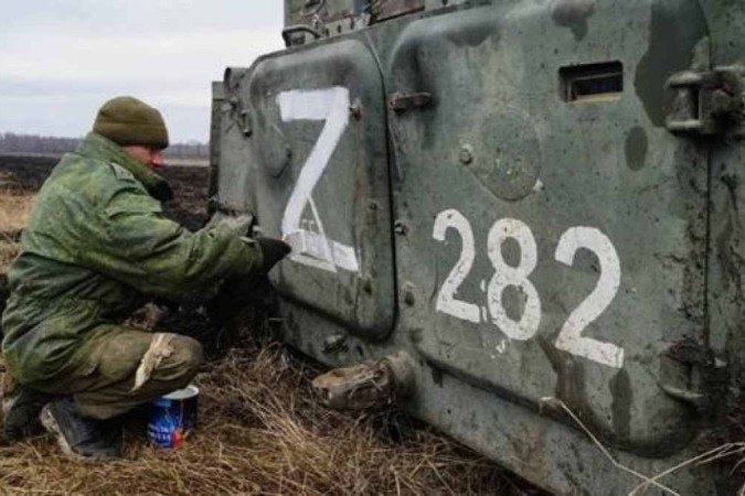 Um militar russo pinta um Z no tanque em que atua na guerra da Ucrânia. Letra se tornou um símbolo das tropas de Putin e a Alemanha promete punir quem usar o símbolo em apoio - (crédito: ABC News/Reprodução) Um militar russo pinta um Z no tanque em que atua na guerra da Ucrânia. Letra se tornou um símbolo das tropas de Putin e a Alemanha promete punir quem usar o símbolo em apoio - (crédito: ABC News/Reprodução)
