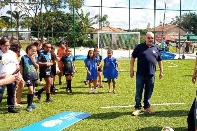 Governador Ibaneis entrega obra de campo sintético em Vargem Bonita