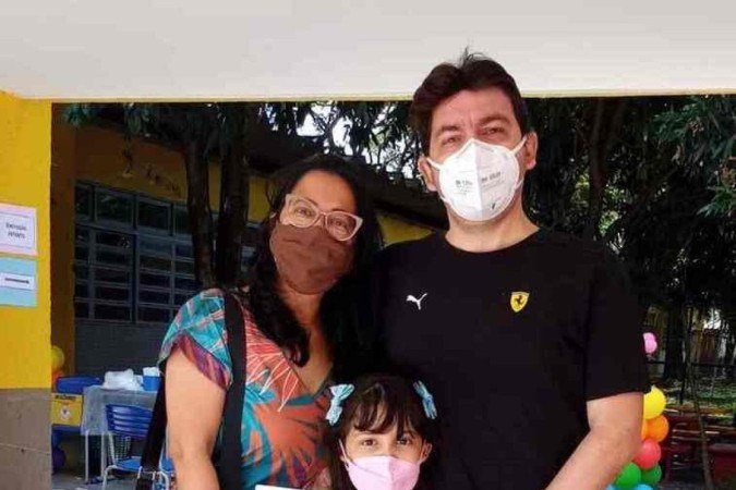 Adriano Freitas, 44 anos, e a esposa Tatiana Oliveira, 47 anos, garantiram a imunização da filha, Mariana França, 8 anos, contra a covid-19