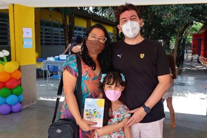 Adriano Freitas, 44 anos, e a esposa Tatiana Oliveira, 47 anos, garantiram a imunização da filha, Mariana França, 8 anos, contra a covid-19