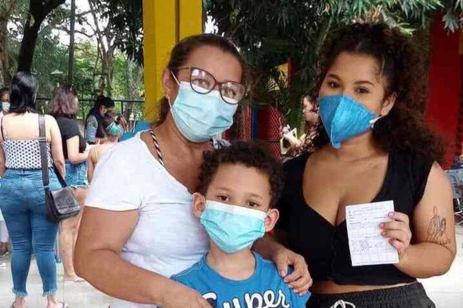 Teresinha Gonçalves, 55 anos, aproveitou o sábado para ir com a filha, Sarah Gonçalves, 22 anos, e o neto João Pedro, 7 anos, se imunizar. 