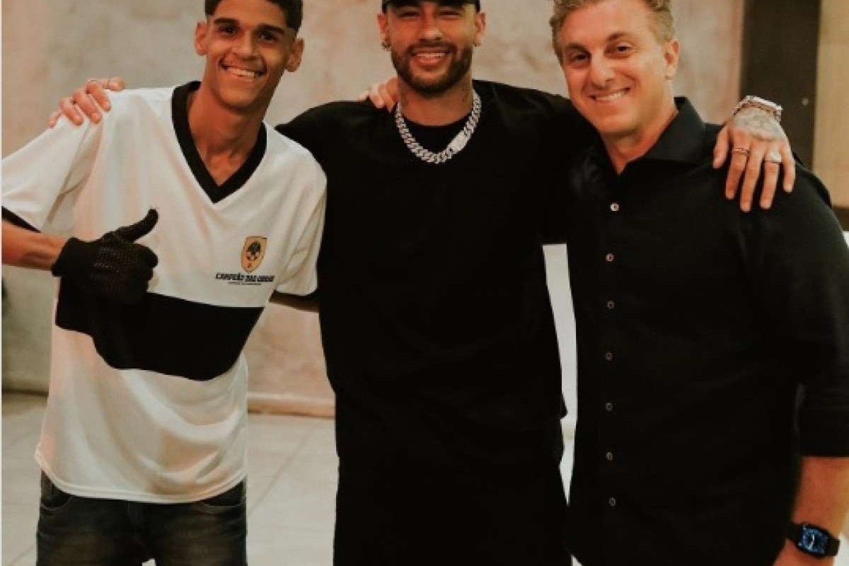 Luva de Pedreiro conhece o jogador Neymar e o apresentador Luciano Huck