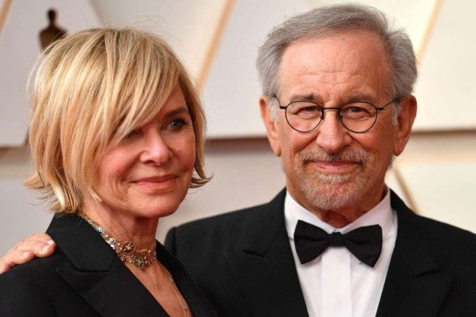 Steven Spielberg, ao lado da esposa Kate Capshaw, 
em 2022, durante a entrega dos pr&ecirc;mios Oscar 