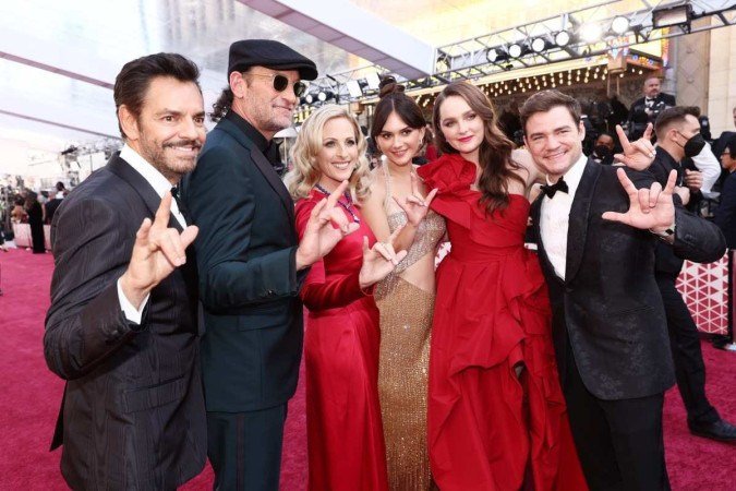  HOLLYWOOD, CALIFORNIA - MARCH 27: (L-R) Eugenio Derbez, Troy Kotsur, Marlee Matlin, Emilia Jones, Amy Forsyth and Daniel Durant attend the 94th Annual Academy Awards at Hollywood and Highland on March 27, 2022 in Hollywood, California.   Emma McIntyre/Getty Images/AFP== FOR NEWSPAPERS, INTERNET, TELCOS & TELEVISION USE ONLY ==
      Caption 