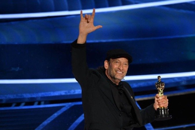 Troy Kotsur foi o segundo surdo da história (e o primeiro homem) a ganhar um Oscar - (crédito: Fotos: Robyn Beck e Apple TV /Divulgação) Troy Kotsur foi o segundo surdo da história (e o primeiro homem) a ganhar um Oscar - (crédito: Fotos: Robyn Beck e Apple TV /Divulgação)