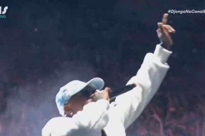 Em show no Lolla, Djonga diz que odeia Bolsonaro e que Em show no Lolla, Djonga diz que odeia Bolsonaro e que