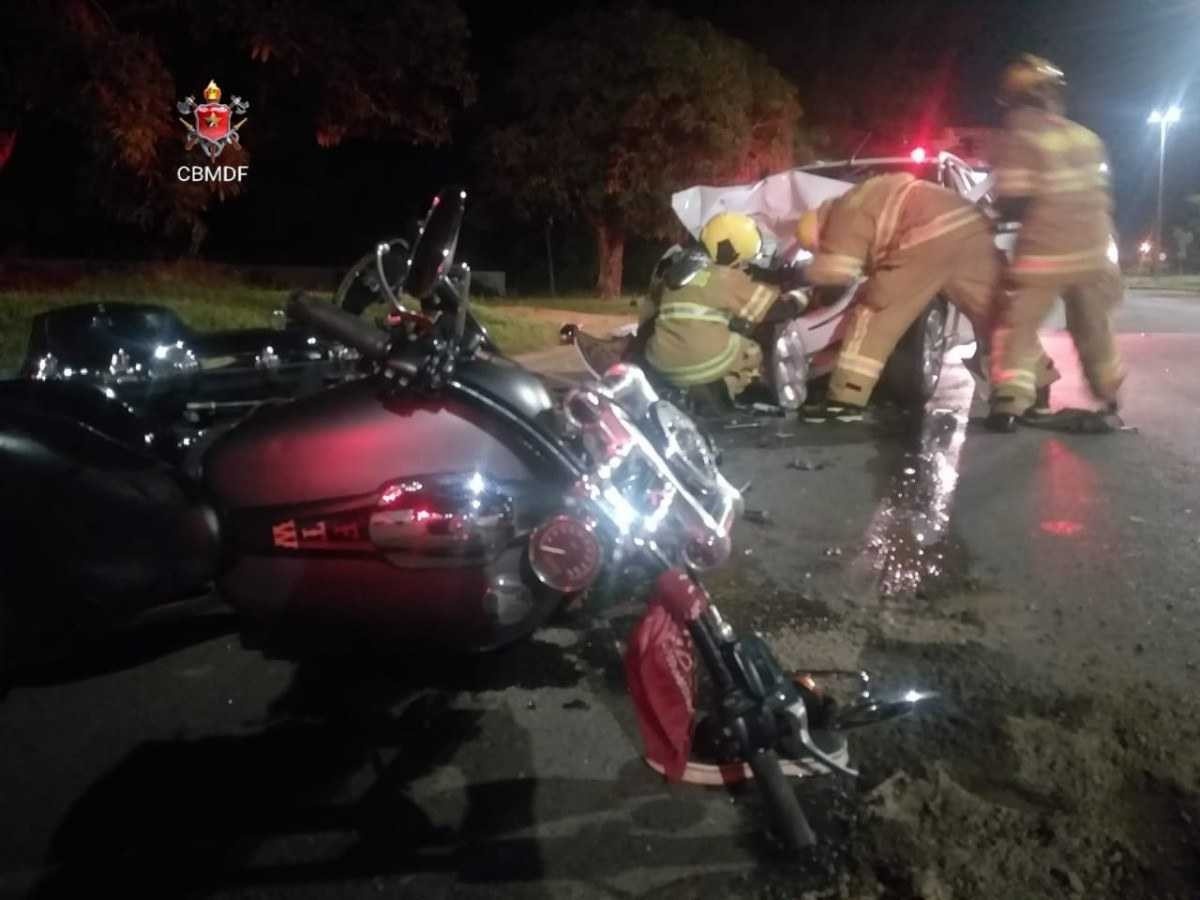 Colisão frontal entre moto e carro de passeio mata motociclista no DF