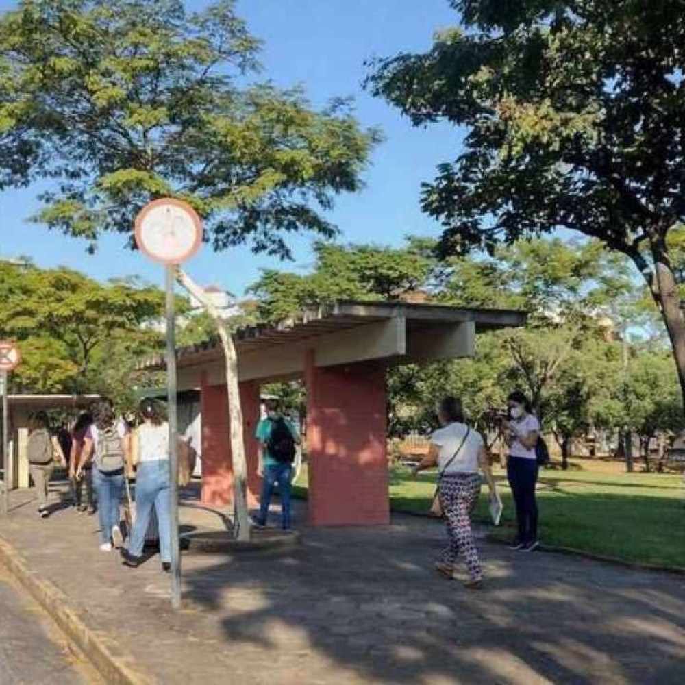 Aula é cancelada após professor se recusar a usar máscara na UFMG