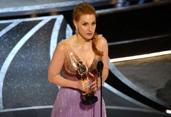  US actress Jessica Chastain accepts the award for Best Actress in a Leading Role for her performance in "The Eyes of Tammy Faye" onstage during the 94th Oscars at the Dolby Theatre in Hollywood, California on March 27, 2022.  (Photo by Robyn Beck / AFP)
      