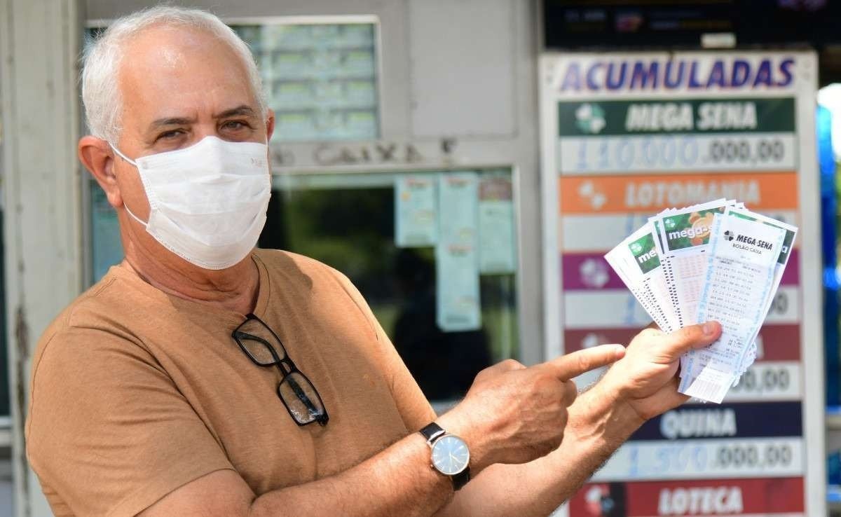  28/03/2022. CrÃ©dito: Ed Alves/CB/D.A Press. Brasil. BrasÃ­lia - DF. Cidades. Mega Sena Acumulada em 110 Milhoes. Loterica da Esplanada dos Ministerios. Na foto Edson Fernandes. 