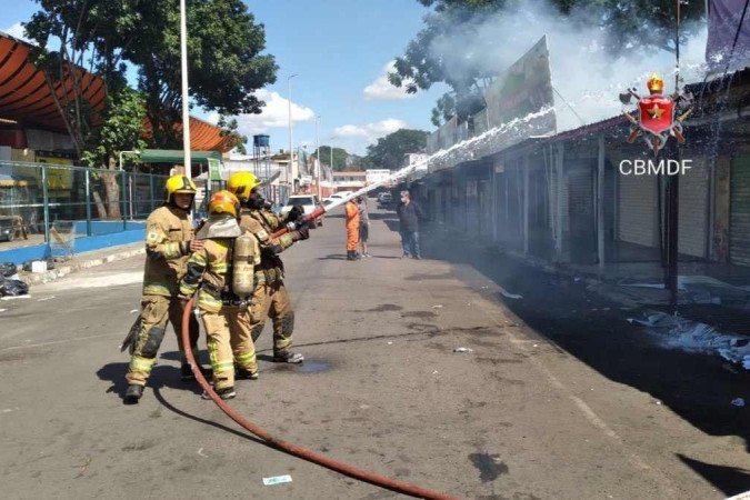 Equipe do corpo de bombeiros compareceu ao local por volta das 9h30 - (crédito: CBMDF/Divulgação) Equipe do corpo de bombeiros compareceu ao local por volta das 9h30 - (crédito: CBMDF/Divulgação)