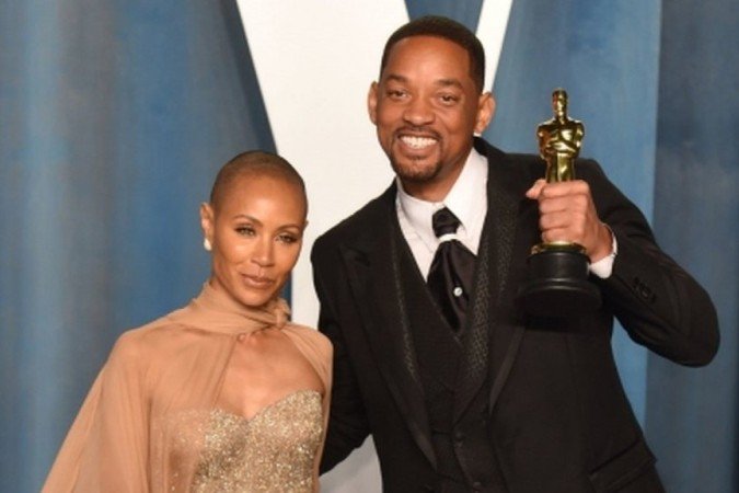 Will Smith ao lado da esposa, Pinkett Smith após receber, pela primeira vez, Oscar de melhor ator
- (crédito: PA) Will Smith ao lado da esposa, Pinkett Smith após receber, pela primeira vez, Oscar de melhor ator
- (crédito: PA)