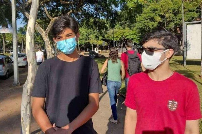 Davi Santiago e Arthur Kruschewsky, alunos de Engenharia Elétrica