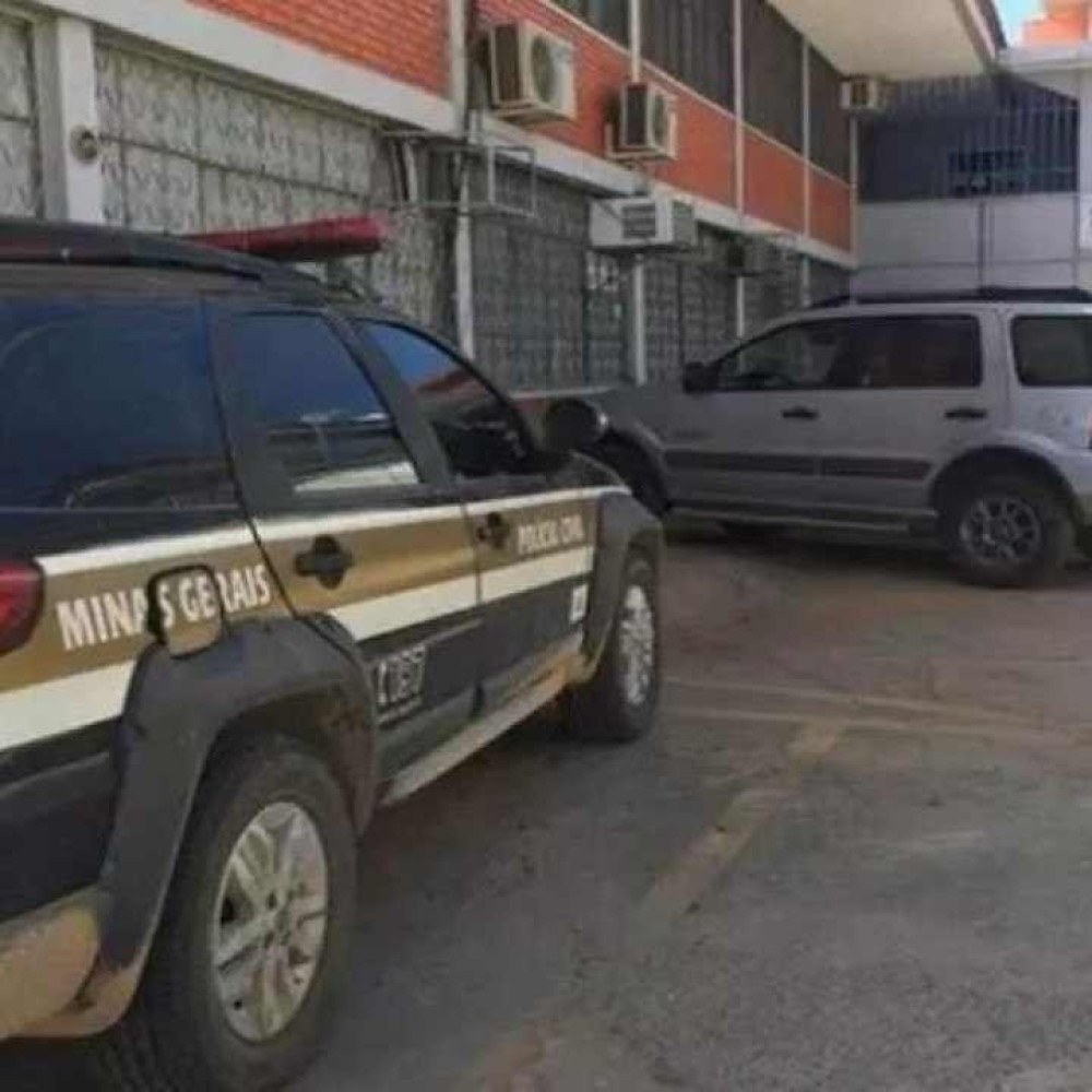 Homem joga moto contra porta da Câmara Municipal de Uberlândia; veja vídeo