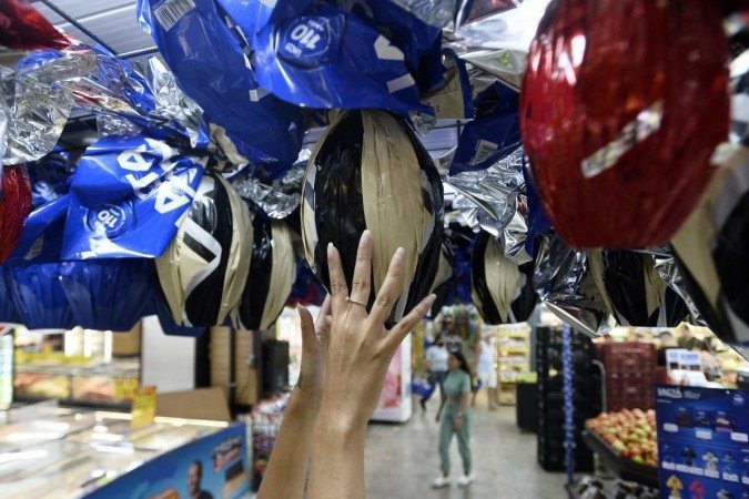  29/03/2022 Crédito: Minervino Júnior/CB/D.A Press. Brasil.  Brasilia - DF. Páscoa vendas de óvos de páscoa no supermercado Veneza. 