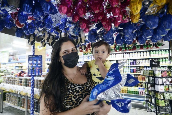 A chefe de cozinha Anna Luísa Ferreira de Araújo, 32, prefere produzir os doces em casa. Além de econômico, é gostoso -  (crédito:  Minervino Júnior/CB)