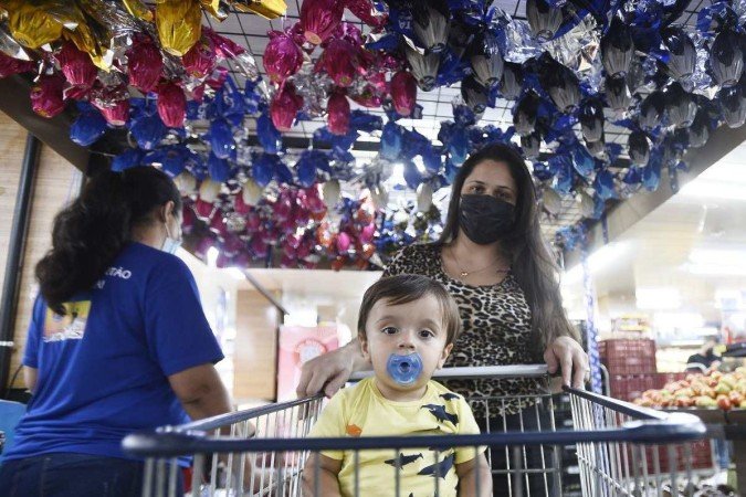  29/03/2022 Crédito: Minervino Júnior/CB/D.A Press. Brasil.  Brasilia - DF. Páscoa vendas de óvos de páscoa no supermercado Veneza. Anna Luísa Ferreira e Jorge Luiz Ferreira.