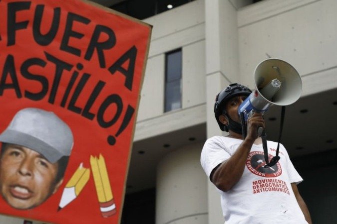 Protestos contra e a favor de Castillo foram realizados em frente ao Congresso nesta segunda-feira (28/3) - (crédito: Getty Images) Protestos contra e a favor de Castillo foram realizados em frente ao Congresso nesta segunda-feira (28/3) - (crédito: Getty Images)