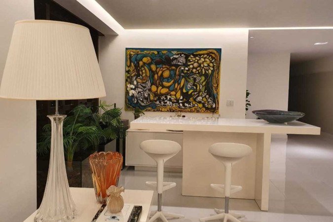 Bar na casa de Severino Figueroa, com os móveis integrados ao ambiente