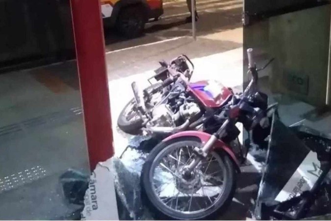 Homem joga moto contra porta da Câmara Municipal de Uberlândia; veja vídeo