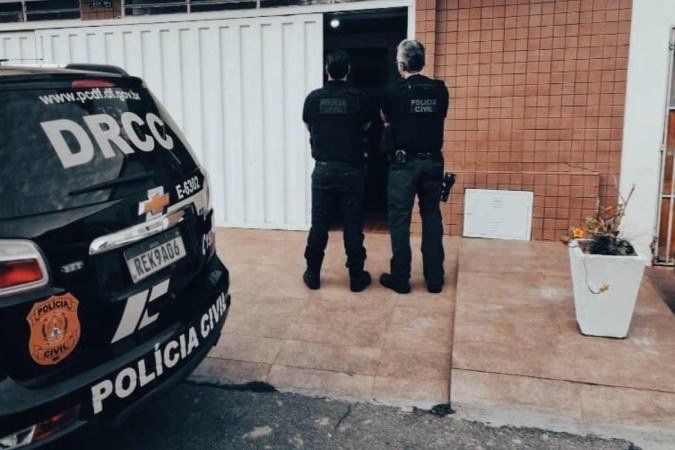 Um estudante de 20 anos, morador da Asa Sul, foi detido, na manhã desta terça-feira (29/3), acusado de  armazenar conteúdo relacionado à pornografia infantil e por planejar massacre em uma escola do DF. Na casa dele, policiais da Delegacia Especial de Repressão aos Crimes Cibernéticos da Polícia Civil (DRCC/ PCDF) apreenderam quatro celulares, uma arma de airsoft, taco de beisebol, facas e uma máscara