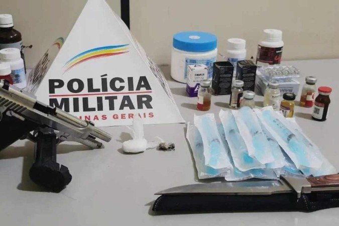 Policiais registraram as substâncias que podem ter causado a parada cardíaca do homem: ampolas de anabolizante, remédio de uso veterinário, maconha e cocaína. A arma também foi apreendida - (crédito: Divulgação/ PMMG) Policiais registraram as substâncias que podem ter causado a parada cardíaca do homem: ampolas de anabolizante, remédio de uso veterinário, maconha e cocaína. A arma também foi apreendida - (crédito: Divulgação/ PMMG)