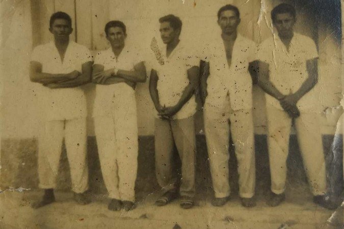 Ant&ocirc;nio Clemente (segundo da esquerda para a direita), pai de Lucil&eacute;a, com os irm&atilde;os, na col&ocirc;nia de pescadores