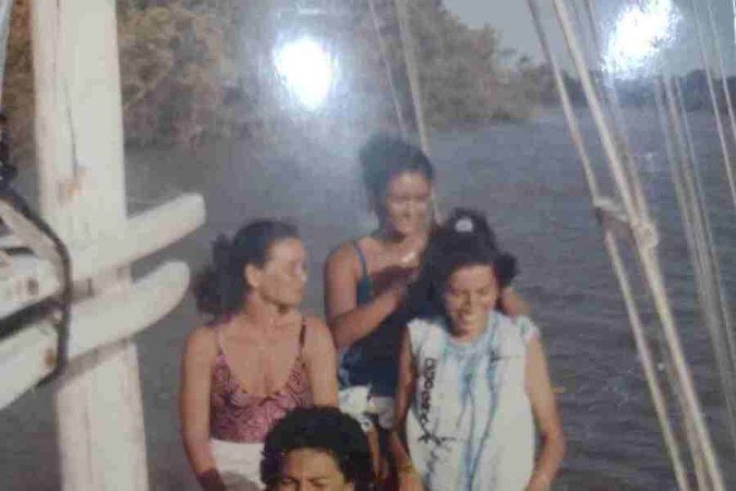 .Lucil&eacute;a (de roupa azul), com amigas, navegando em Curupupu