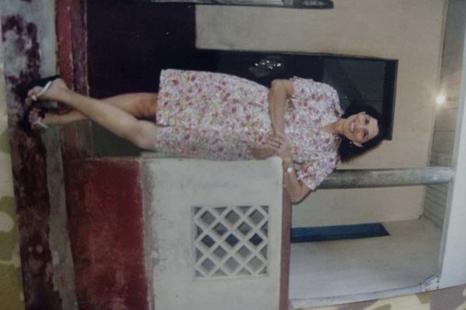 .Lucil&eacute;a jovem, no alpendre da casa onde morou em Curupupu