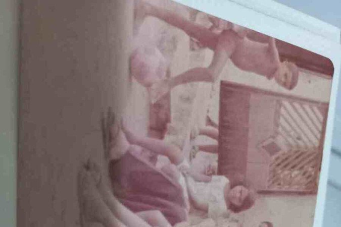 .Lucil&eacute;a (segunda da esquerda para a direita) reunida com a fam&iacute;lia durante a inf&acirc;ncia, na ilha de Peru