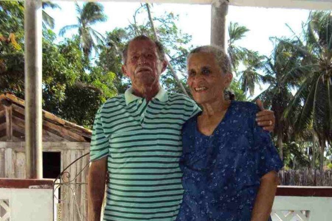 .Ant&ocirc;nio Clemente e Laura, pai e m&atilde;e de Lucil&eacute;a, na Ilha de Peru