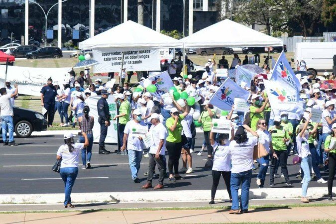 Manifestantes ocupam pista que dá o ao Buriti - (crédito: ED ALVES/CB/D.A.Press) Manifestantes ocupam pista que dá o ao Buriti - (crédito: ED ALVES/CB/D.A.Press)