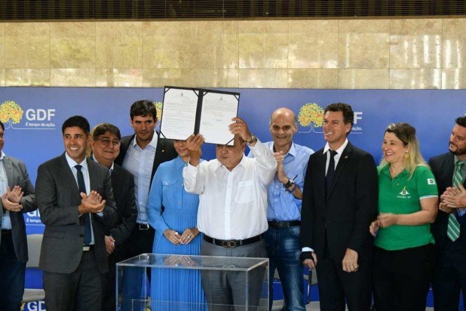 Ibaneis Rocha (MDB) assinou o decreto na manhã desta terça (29/3) - (crédito: Ed Alves/CB/D.A.PRESS) Ibaneis Rocha (MDB) assinou o decreto na manhã desta terça (29/3) - (crédito: Ed Alves/CB/D.A.PRESS)