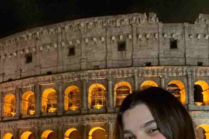 Isadora em frente ao Coliseu de Roma, um dos mais famosos pontos turísticos da Itália.