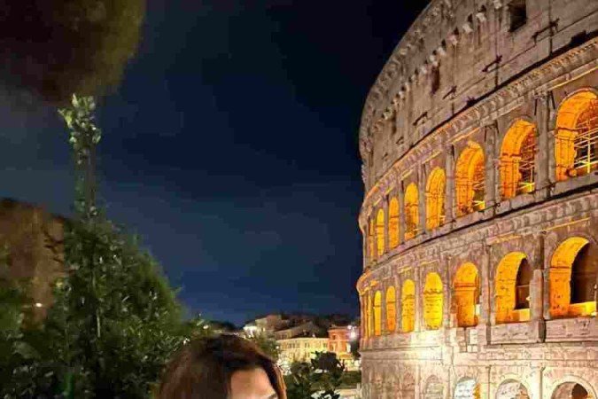 A brasiliense posa em foto ao lado do Coliseu de Roma.