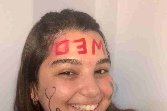 Isadora comemora o ingresso na universidade "La Sapienza" pintada.