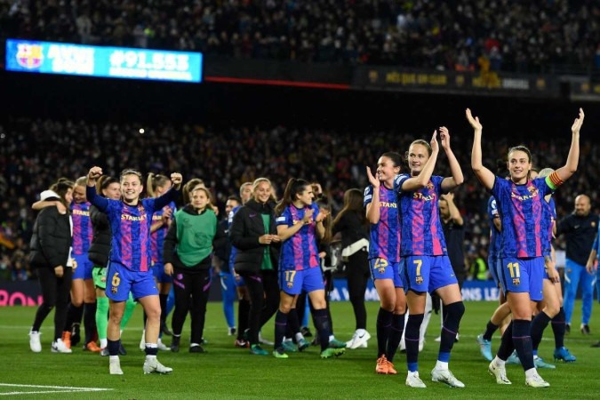 Futebol feminino bate recorde de público em jogo Barcelona x Real