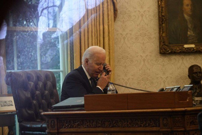 Joe Biden em ligação com Volodimir Zelensky - (crédito: AFP) Joe Biden em ligação com Volodimir Zelensky - (crédito: AFP)