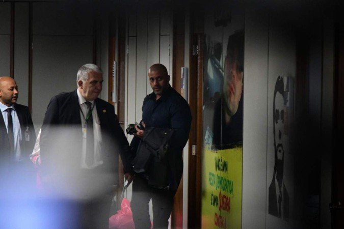  30/03/2022. Crédito: Ed Alves/CB/DA.Press. Brasil. Brasília - DF.  Politica. Deputado Federal Daniel Silveira, passou a noite em seu gabinete e recebeu visita de pastores e  apoiadores.
      