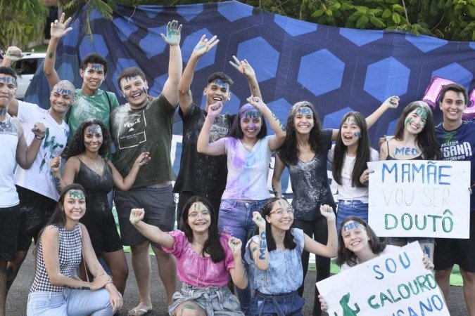 Sofia e Débora (agachadas, ao centro) comemoram a aprovação em medicina na calourada da UnB       