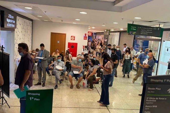 Brasilienses formam longas fila no último dia de ITBI a 1% - (crédito: Ana Dubeux/CB/D.A. Press) Brasilienses formam longas fila no último dia de ITBI a 1% - (crédito: Ana Dubeux/CB/D.A. Press)