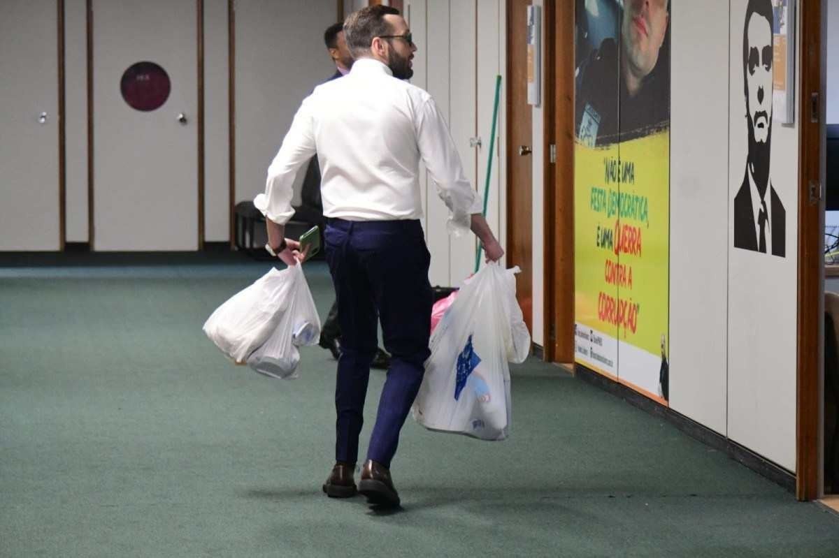Movimentação em frente ao gabinete do deputado Daniel Silveira nesta quarta-feira (30)