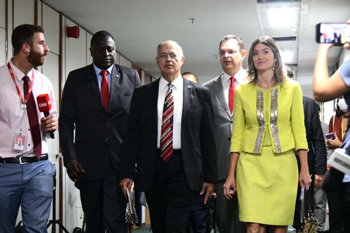 Movimentação em frente ao gabinete do deputado Daniel Silveira nesta quarta-feira (30)