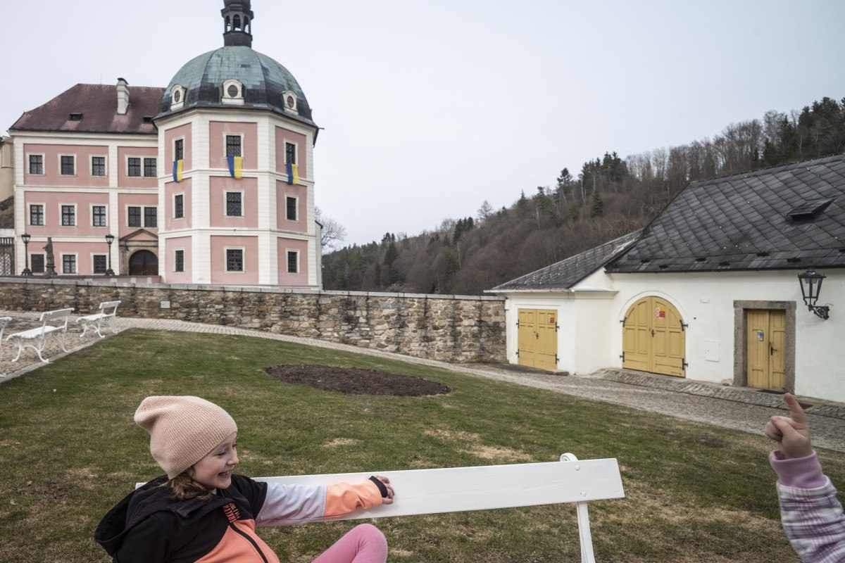 'Princesas' ucranianas em castelo tcheco sonham com volta para casa