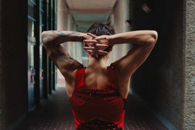 No clipe, Harry veste vermelho e canta sobre como tudo não é o mesmo de antes - (crédito: Reprodução/Instagram @harrystyles) No clipe, Harry veste vermelho e canta sobre como tudo não é o mesmo de antes - (crédito: Reprodução/Instagram @harrystyles)