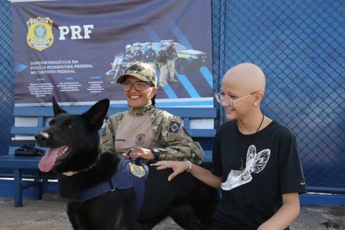 O pai de Aimi, Francisco, visitou a unidade operacional da PRF na BR-070 em Ceilândia, no dia 21 de março, e gravou um vídeo para os agentes contando o sonho da filha - (crédito: PRF/Divulgação) O pai de Aimi, Francisco, visitou a unidade operacional da PRF na BR-070 em Ceilândia, no dia 21 de março, e gravou um vídeo para os agentes contando o sonho da filha - (crédito: PRF/Divulgação)