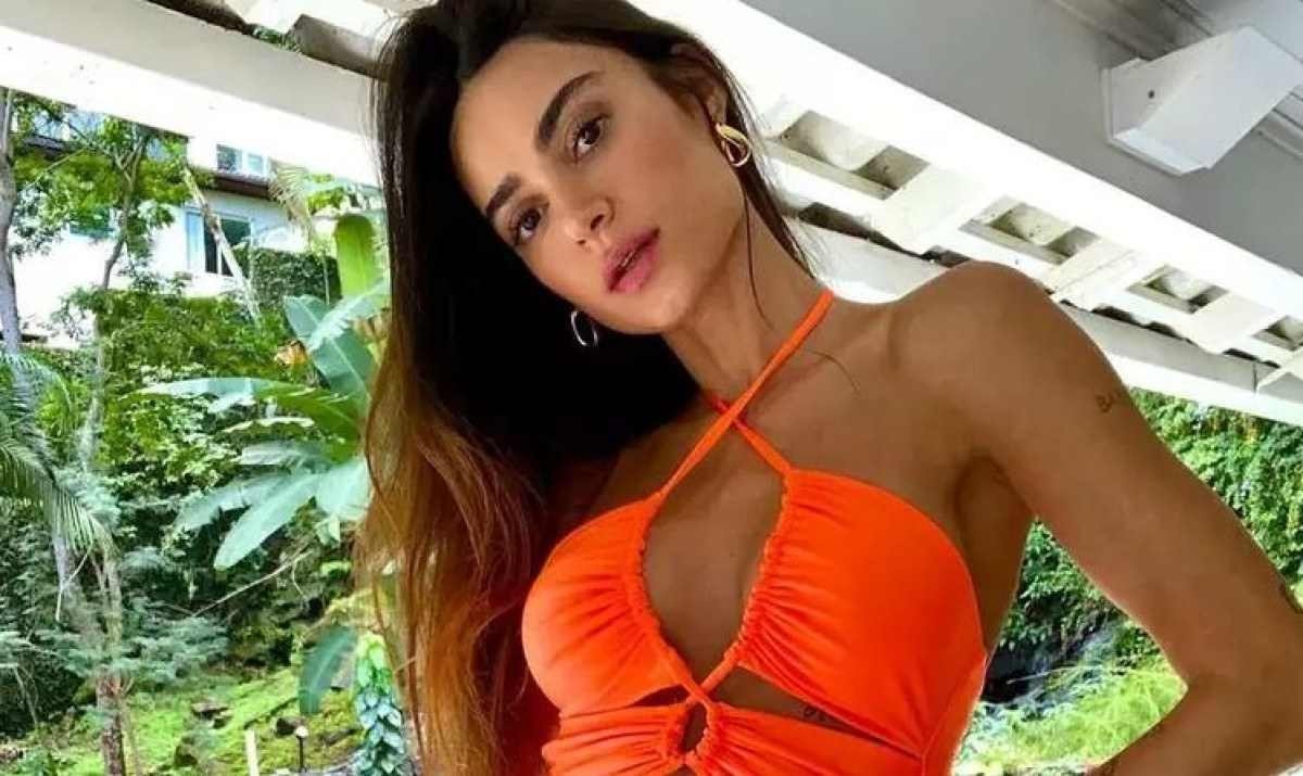 De topless, Thaila Ayala faz ensaio para registrar segunda gestação e encanta