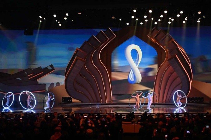  Os dançarinos se apresentam durante o sorteio da Copa do Mundo de 2022 no Qatar, no Centro de Exposições e Convenções de Doha, em 1º de abril de 2022. (Foto de FRANCK FIFE / AFP)      