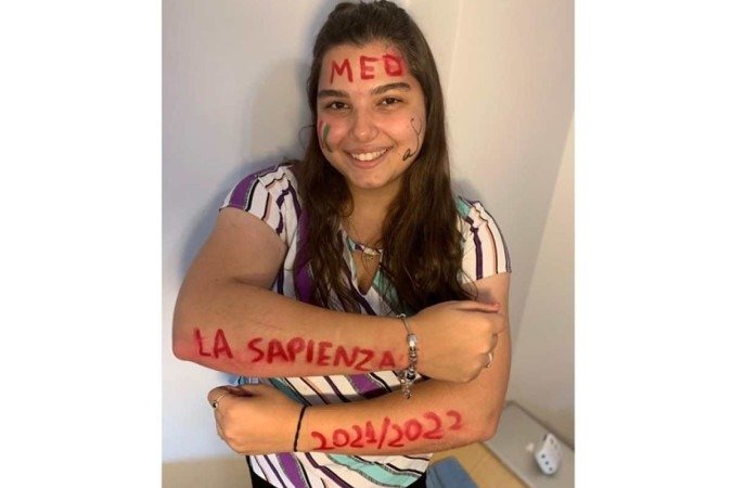 Isadora comemora o ingresso na universidade italiana La Sapienza - (crédito: Arquivo Pessoal) Isadora comemora o ingresso na universidade italiana La Sapienza - (crédito: Arquivo Pessoal)