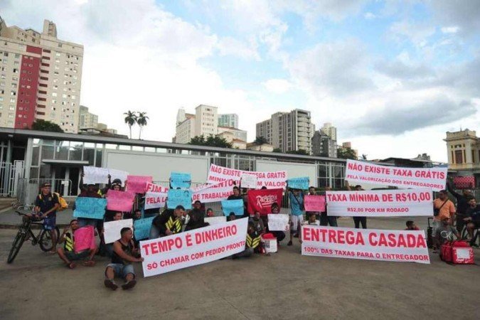 Entregadores se reuniram na Praça da Estação, Centro de BH, no início da tarde desta sexta (1º/4) - (crédito: Alexandre Guzanshe/EM/D.A Press) Entregadores se reuniram na Praça da Estação, Centro de BH, no início da tarde desta sexta (1º/4) - (crédito: Alexandre Guzanshe/EM/D.A Press)